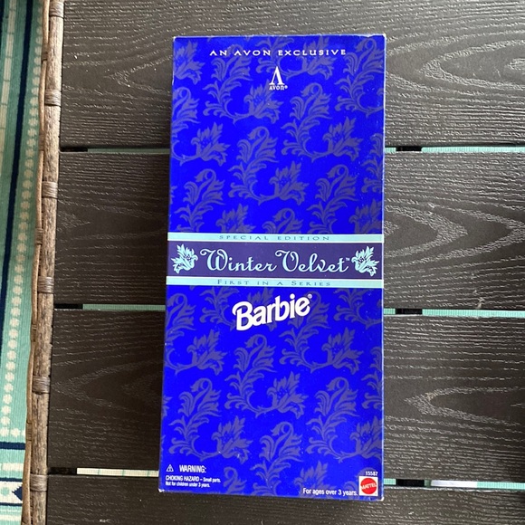 - NRFB Vintage 1995 AVON ~ Winter Velvet Barbie Doll ❄️ - Picture 6 of 14